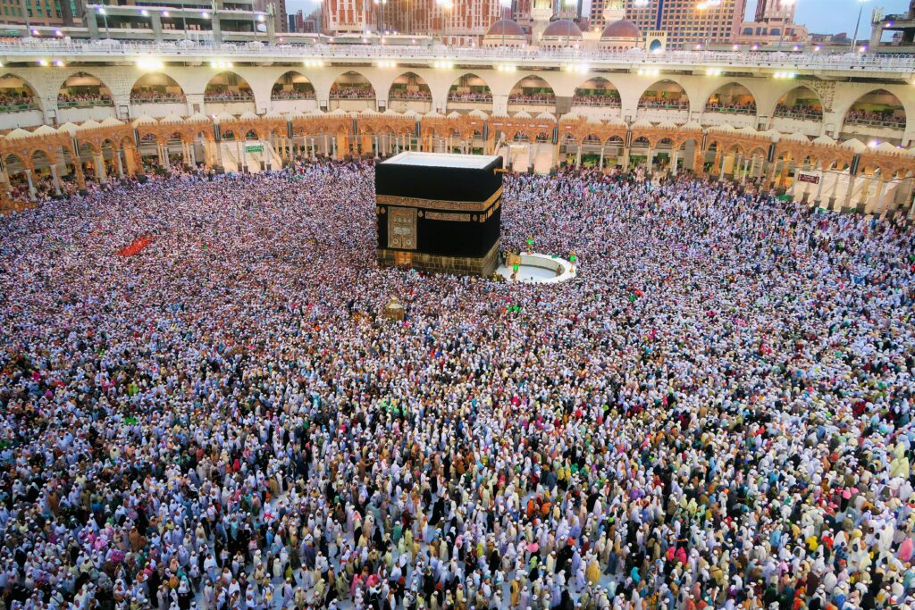 mass devotees gathering in pavithr macca majid